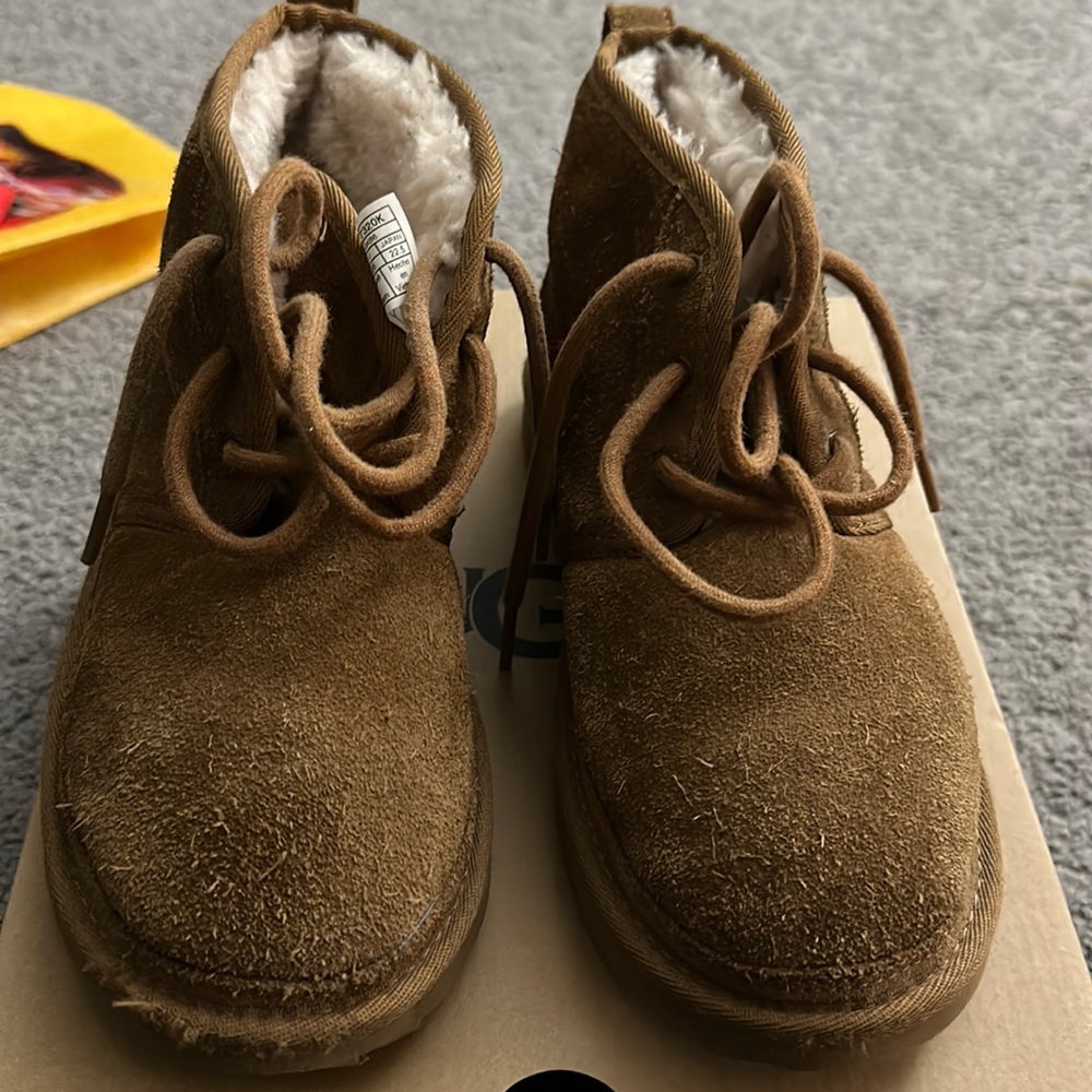 Kids Neumel 11 brown Uggs in a size 4